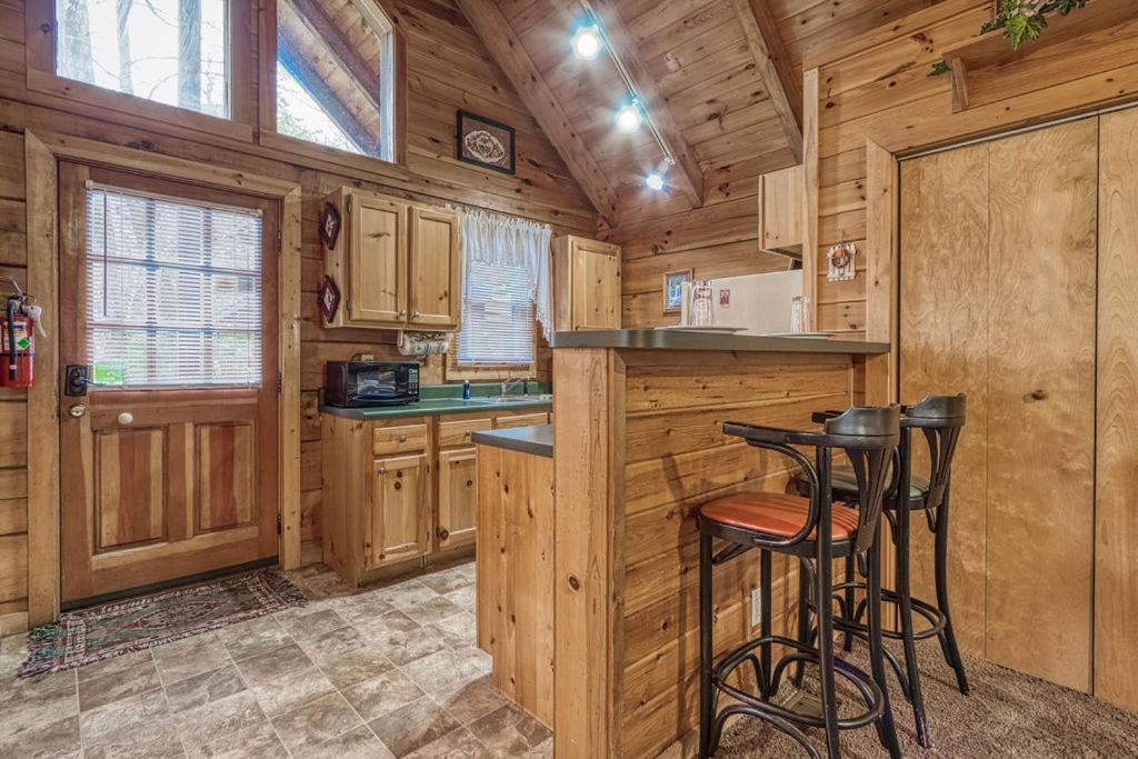 Mountain Eden, Hot Tub, Resort Pool, Wifi, 1089 Free Tickets Each Paid Day, Dollywood And More Gatlinburg Exterior foto